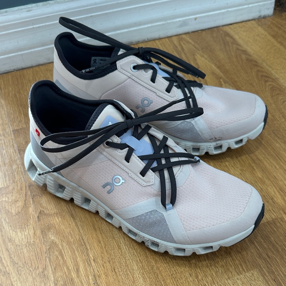 On Running Women's Trainers in Pale Pink and Black